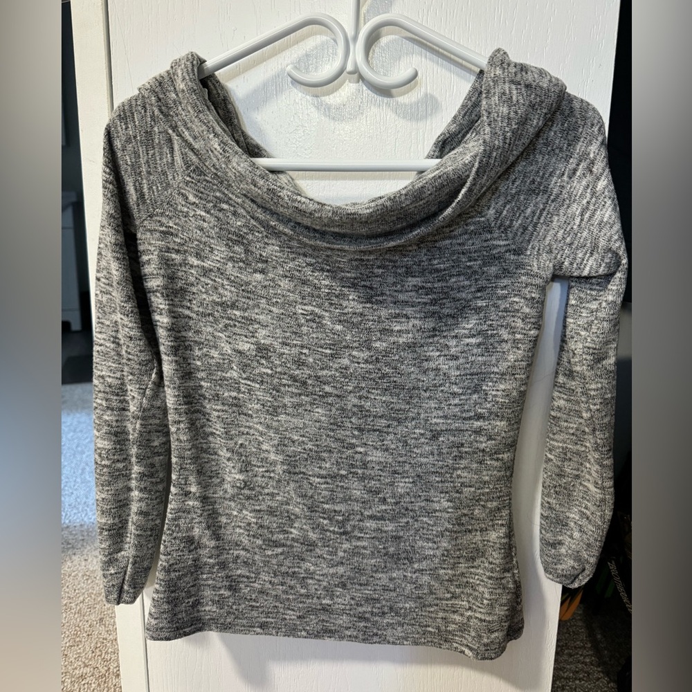 Guest off the shoulder long sleeve shirt